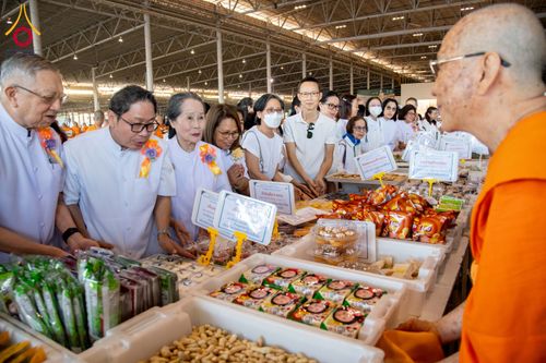 ภาพ No.287331:วันที่ 3 มกราคม พ.ศ.2569 พิธีถวายภัตตาหารเป็นสังฆทาน แด่พระธรรมยาตรา ณ วัดพระธรรมกาย  จังหวัดปทุมธานี ในโครงการธรรมยาตรา กตัญญูบูชา มหาปูชนียาจารย์ พระมงคลเทพมุนี(สด จนฺทสโร) พระผู้ปราบมาร อนุสรณ์สถาน 7 แห่ง ปีที่ 14