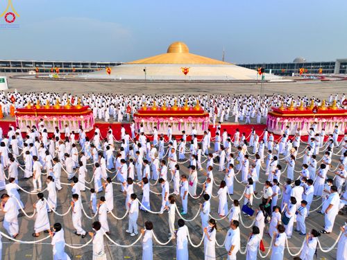 ภาพ No.79050:พิธีอัญเชิญองค์พระบรมพุทธเจ้า 24 องค์ เวียนประทักษิณรอบพระมหาธรรมกายเจดีย์ ณ วัดพระธรรมกาย  วันที่ 2 เมษายน พ.ศ. 2566