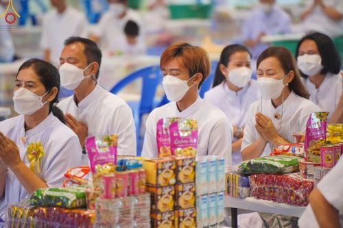 ภาพ No.78796:พิธีตักบาตร ข้าวสารอาหารแห้ง พิธีบูชาข้าวพระ ในวันอาทิตย์ต้นเดือนที่ 2 เมษายน พ.ศ. 2566