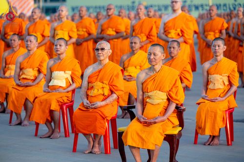 ภาพ No.285239:วันจันทร์ที่ 15 ธันวาคม พ.ศ.2568  บันทึกภาพหมู่ประวัติศาสตร์ โครงการบรรพชาอุปสมบทหมู่  รุ่นบูชาธรรมมหาปูชนียาจารย์ ประจำปี 2568 ณ ลานธรรมมหาธรรมกายเจดีย์ วัดพระธรรมกาย