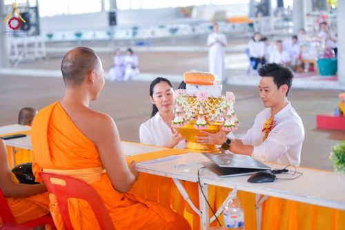 ภาพ No.320739:วันที่ 11 เมษายน พ.ศ.2569 พิธีตักบาตรฉลองสามเณรใหม่ โครงการบรรพชาสามเณรกล้าตะวัน ณ มหารัตนวิหาคด คอร์ 25 ชั้น 2 วัดพระธรรมกาย