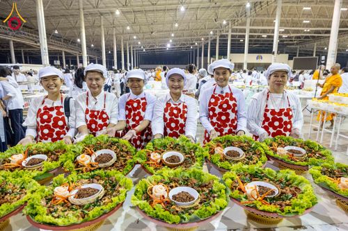 ภาพ No.279120:วันที่ 2 มกราคม พ.ศ.2569 พิธีถวายภัตตาหารเป็นสังฆทาน แด่พระธรรมยาตรา ณ วัดพระธรรมกาย ปทุมธานี ในโครงการธรรมยาตรา กตัญญูบูชา มหาปูชนียาจารย์ พระมงคลเทพมุนี(สด จนฺทสโร) พระผู้ปราบมาร อนุสรณ์สถาน 7 แห่ง ปีที่ 14