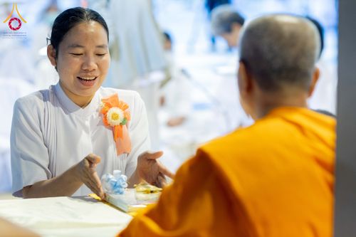 ภาพ No.292588:วันที่ 12 มกราคม พ.ศ. 2569 พิธีถวายภัตตาหารเป็นสังฆทาน แด่พระธรรมยาตรา ณ อนุสรณ์สถานมหาวิหารพระมงคลเทพมุนี (โลตัสแลนด์) อ.สองพี่น้อง จ.สุพรรณบุรี ในโครงการธรรมยาตรา กตัญญูบูชา มหาปูชนียาจารย์ พระมงคลเทพมุนี(สด จนฺทสโร) พระผู้ปราบมาร อนุสรณ์สถาน 7 แห่ง ปี