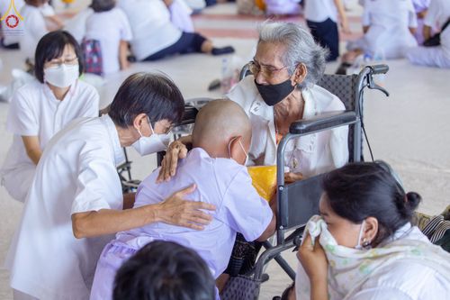 ภาพ No.79367:พิธีขอขมา มอบบาตรและผ้าไตร ในโครงการบรรพชาสามเณรฟื้นฟูพระพุทธศาสนาทั่วไทย โครงการอบรมยุวธรรมทายาท มัชฌิมธรรมทายาท และธรรมทายาทรุ่นอุดมศึกษา ณ สภาธรรมกายสากล วัดพระธรรมกาย วันเสาร์ที่ 1 เมษายน พ.ศ. 2566