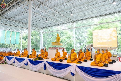 ภาพ No.80264:พิธีตักบาตรฉลองพระใหม่ ในโครงการบรรพชาอุปสมบทหมู่วันคุ้มครองโลก ณ สภาธรรมกายสากล วัดพระธรรมกาย วันอาทิตย์ที่ 16 เมษายน พ.ศ.2566