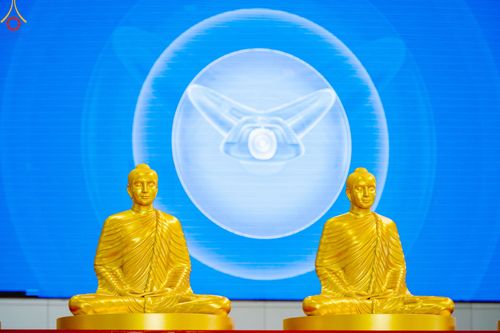 ภาพ No.78961:พิธีวางแผ่นจารึกชื่อ และพิธีวางพวงมาลัยสักการะพระบรมพุทธเจ้า ณ สภาธรรมกายสากล วัดพระธรรมกาย วันที่ 2 เมษายน พ.ศ. 2566