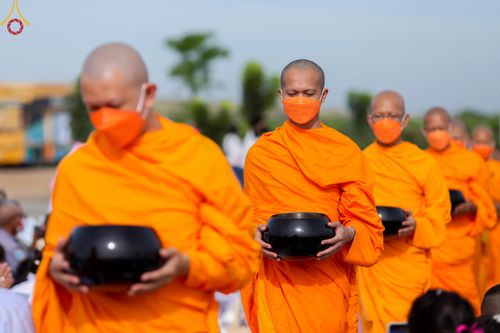 ภาพ No.49568:ประมวลภาพพิธีตักบาตรพระสงฆ์ 1,091 รูป เนื่องในวันแม่แห่งชาติ ณ ตลาดจัมโบ้ ชุดที่ 2