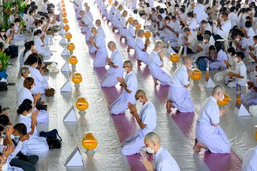 ภาพ No.47618:ประมวลภาพพิธีขอขมาและมอบผ้าไตร โครงการบรรพชาอุปสมบทหมู่ รุ่นเข้าพรรษา 2565