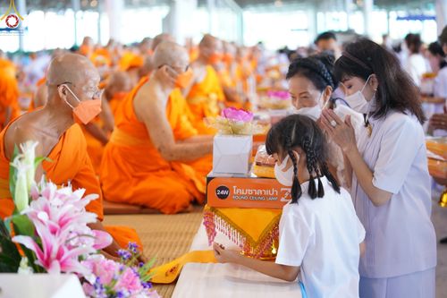 ภาพ No.48273:ประมวลภาพพิธีถวายผ้าอาบน้ำฝน และประทีปโคมไฟ เนื่องในวันอาสาฬหบูชา ประจำปี 2565