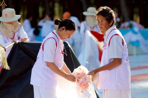 ภาพ No.300558:ภาพเบื้องหลังอาสาสมัครรวมใจ ชุดที่ 3 ในโครงการธรรมยาตรา กตัญญูบูชา มหาปูชนียาจารย์ พระมงคลเทพมุนี(สด จนฺทสโร) พระผู้ปราบมาร อนุสรณ์สถาน 7 แห่ง ปีที่ 14