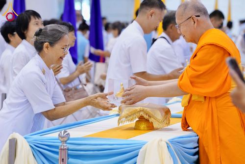 ภาพ No.338085:วันอาทิตย์ต้นเดือน 5 กรกฎาคม พ.ศ.2569 สัมมนาพิเศษ พิธีมอบพระของขวัญ ณ ห้องแก้วสารพัด1 วัดพระธรรมกาย