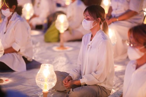 ภาพ No.70277:พิธีจุดประทีปถวายเป็นพุทธบูชา และบูชาธรรมมหาปูชนียาจารย์ ในโครงการธรรมยาตรากตัญญูบูชา มหาปูชนียาจารย์ พระมงคลเทพมุนี(สด จนฺทสโร) พระผู้ปราบมาร ปีที่ 11 ณ อนุสรณ์สถานลำดับที่ 2 สถานที่ตั้งมโนปณิธานบวชตลอดชีวิต อนุสรณ์สถานคลองบางนางแท่น อ.สามพราน จ.นครปฐม 