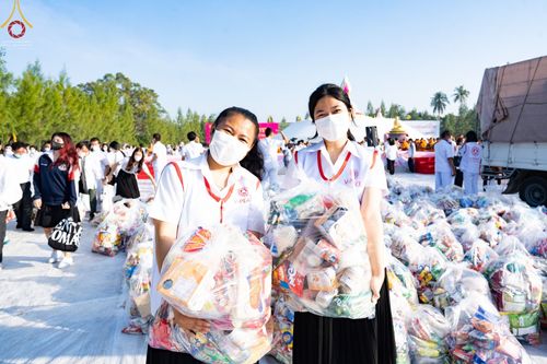 ภาพ No.70630:พิธีตักบาตรพระธรรมยาตราฯ ในโครงการธรรมยาตรากตัญญูบูชา มหาปูชนียาจารย์ พระมงคลเทพมุนี(สด จนฺทสโร) พระผู้ปราบมาร ปีที่ 11 ณ อนุสรณ์สถานลำดับที่ 2 สถานที่ตั้งมโนปณิธานบวชตลอดชีวิต อนุสรณ์สถานคลองบางนางแท่น อ.สามพราน จ.นครปฐม วันที่ 14 มกราคม พ.ศ. 2566