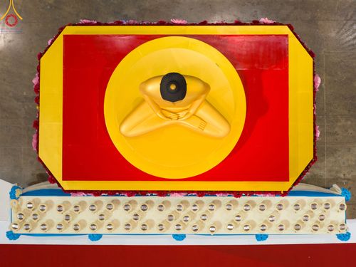 ภาพ No.83736:พิธีวางแผ่นจารึกชื่อและพิธีวางพวงมาลัยสักการะพระประธาน วันอาทิตย์ที่ 16 กรกฎาคม พ.ศ. 2566 ณ รัตนบัลลังก์ สภาธรรมกายสากล วัดพระธรรมกาย