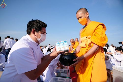 ภาพ No.74835:พิธีตักบาตรพระธรรมยาตราฯ ในโครงการธรรมยาตรากตัญญูบูชา มหาปูชนียาจารย์ พระมงคลเทพมุนี(สด จนฺทสโร) พระผู้ปราบมาร ปีที่ 11 ณ อนุสรณ์สถานลำดับที่ 5 สถานที่เผยแผ่วิชชาธรรมกายครั้งแรก อนุสรณ์สถานบางปลา วัดบางปลา อ.บางเลน จ.นครปฐม วันที่ 29 มกราคม พ.ศ. 2566