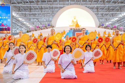 ภาพ No.339048:วันอาทิตย์ที่ 12 กรกฎาคม พ.ศ.2569 พิธีมุทิตาผู้สอบได้เปรียญธรรม ประโยค 1-2 ถึง ป.ธ.9 และ บ.ศ.1-2 ถึง บ.ศ.6 สำนักศาสนศึกษาวัดพระธรรมกาย ประจำปี 2569, พิธีมอบตราตั้งแต่งตั้งอาจารย์ใหญ่ สำนักศาสนศึกษาวัดพระธรรมกาย