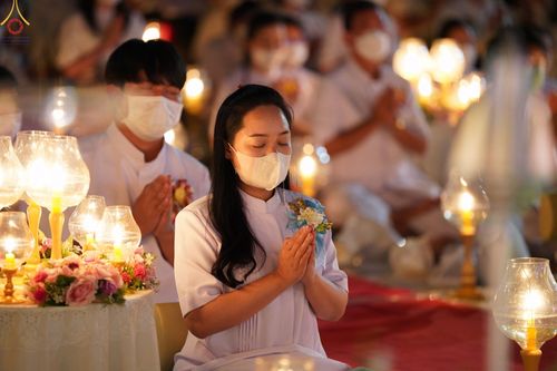 ภาพ No.73492:พิธีจุดประทีปถวายเป็นพุทธบูชา และบูชาธรรมมหาปูชนียาจารย์ ในโครงการธรรมยาตรากตัญญูบูชา มหาปูชนียาจารย์ พระมงคลเทพมุนี(สด จนฺทสโร) พระผู้ปราบมาร ปีที่ 11 ณ อนุสรณ์สถานลำดับที่ 4 สถานที่เกิดด้วยกายธรรม วัดโบสถ์ (บน) บางคูเวียง อ.บางกรวย จ.นนทบุรี วันที่ 21 