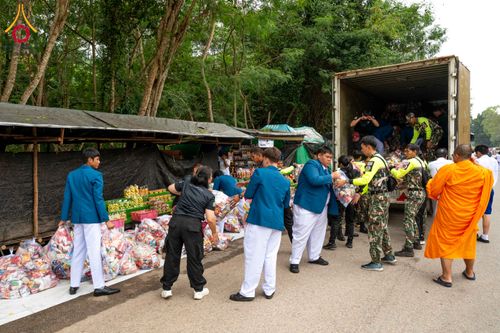 ภาพ No.285993:วันเสาร์ที่ 13 ธันวาคม พ.ศ.2568 พิธีตักบาตรพระภิกษุสามเณร 1,000 รูป ณ บริเวณหน้าอุทยานแห่งชาติเขาใหญ่ อำเภอปากช่อง จ.นครราชสีมา
