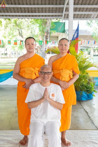 ภาพ No.338376:วันอาทิตย์ที่ 5 กรกฎาคม พศ.2569 พิธีตัดปอยผมธรรมทายาทนานาชาติ IDOP รุ่นที่ 21 จากประเทศจีน มาเลเซีย สิงคโปร์ และไต้หวัน ณ โถงช้าง วัดพระธรรมกาย