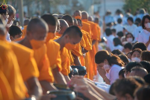 ภาพ No.72103:พิธีตักบาตรพระธรรมยาตราฯ ในโครงการธรรมยาตรากตัญญูบูชา มหาปูชนียาจารย์ พระมงคลเทพมุนี(สด จนฺทสโร) พระผู้ปราบมาร ปีที่ 11 ณ อนุสรณ์สถานลำดับที่ 3 สถานที่เกิดใหม่ในเพศสมณะ วัดสองพี่น้อง อ.สองพี่น้อง จ.สุพรรณบุรี วันที่ 18 มกราคม พ.ศ. 2566