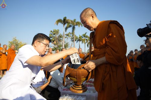ภาพ No.284256:วันเสาร์ที่ 20 ธันวาคม พ.ศ.2568  พิธีตักบาตรพระ 10,000 รูป เนื่องในโอกาส 194 ปี จังหวัดกาญจนบุรี และอุทิศส่วนกุศลให้แด่บรรพชนทั้งหลาย บริเวณถนนสองแคว (Skywalk) เมืองกาญจนบุรี