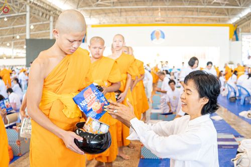 ภาพ No.345429:วันพฤหัสบดีที่ 27 สิงหาคม พ.ศ.2569 พิธีตักบาตรในวันธรรมชัย ณ สภาธรรมกายสากล วัดพระธรรมกาย ปทุมธานี