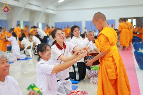 ภาพ No.321897:วันที่ 12 เมษายน พ.ศ.2569 ตักบาตรสงกรานต์ฉลองสามเณรใหม่  ณ ศูนย์ปฏิบัติธรรมระยอง(บ้านช่องลม)