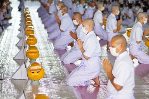 ภาพ No.47617:ประมวลภาพพิธีขอขมาและมอบผ้าไตร โครงการบรรพชาอุปสมบทหมู่ รุ่นเข้าพรรษา 2565