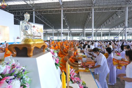 ภาพ No.48277:ประมวลภาพพิธีถวายผ้าอาบน้ำฝน และประทีปโคมไฟ เนื่องในวันอาสาฬหบูชา ประจำปี 2565