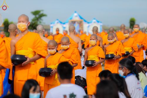 ภาพ No.49564:ประมวลภาพพิธีตักบาตรพระสงฆ์ 1,091 รูป เนื่องในวันแม่แห่งชาติ ณ ตลาดจัมโบ้ ชุดที่ 2