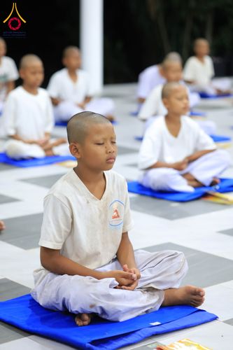 ภาพ No.319935:วันที่ 1 เมษายน พ.ศ.2569 นาคน้อยว่าที่สามเณรธรมทายาท จำนวน 98 คน  ร่วมกันสวดมนต์ทำวัตรเย็นและนั่งสมาธิ ณ ศูนย์ปฏิบัติธรรมบุรีรัมย์ จ.บุรีรัมย์