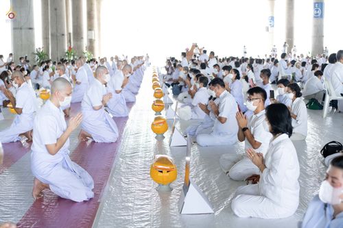 ภาพ No.47619:ประมวลภาพพิธีขอขมาและมอบผ้าไตร โครงการบรรพชาอุปสมบทหมู่ รุ่นเข้าพรรษา 2565