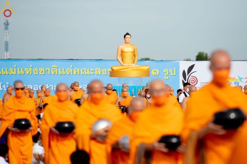ภาพ No.49571:ประมวลภาพพิธีตักบาตรพระสงฆ์ 1,091 รูป เนื่องในวันแม่แห่งชาติ ณ ตลาดจัมโบ้ ชุดที่ 2