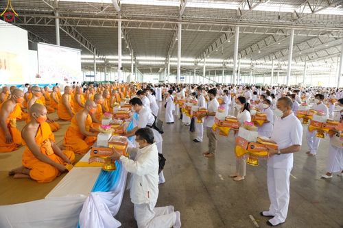 ภาพ No.48274:ประมวลภาพพิธีถวายผ้าอาบน้ำฝน และประทีปโคมไฟ เนื่องในวันอาสาฬหบูชา ประจำปี 2565