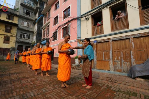 ภาพ No.317239:วันอังคารที่ 31 มีนาคม พ.ศ.2569 จาริกบิณฑบาตแห่งศรัทธา จากวัดอเชศวรสู่สี่แยกปาตันและวัดศรี ประเทศเนปาล