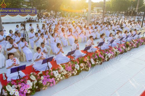 ภาพ No.282628:วันเสาร์ที่ 20 ธันวาคม พ.ศ.2568 พิธีตักบาตรพระ 10,000 รูป (ชุด 2) เนื่องในโอกาส 194 ปี จังหวัดกาญจนบุรี และอุทิศส่วนกุศลให้แด่บรรพชนทั้งหลาย บริเวณถนนสองแคว (Skywalk) เมืองกาญจนบุรี