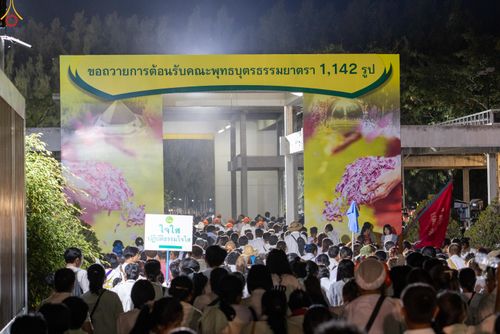 ภาพ No.290262:วันที่ 6 มกราคม พ.ศ. 2569 พิธีจุดประทีปถวายเป็นพุทธบูชา และบูชาธรรมมหาปูชนียาจารย์ (ภาพชุดที่ 2) ณ อนุสรณ์สถานมหาวิหารพระมงคลเทพมุนี (โลตัสแลนด์) อ.สองพี่น้อง จ.สุพรรณบุรี ในโครงการธรรมยาตรา กตัญญูบูชา มหาปูชนียาจารย์ พระมงคลเทพมุนี(สด จนฺทสโร) พระผู้ปรา