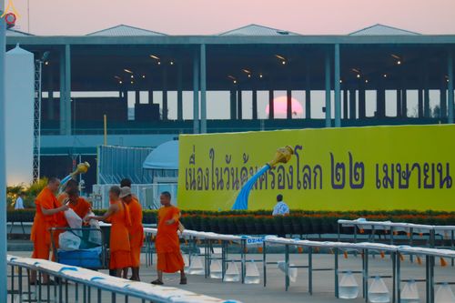 ภาพ No.321567:วันที่ 9-10 เมษายน พ.ศ.2569 การเตรียมงาน มัดถุงน้ำ ถ่วงขาโต๊ะไทยธรรม เพื่องานถวายมหาสังฆทาน 40,000 กว่าวัดทั่วประเทศ วันคุ้มครองโลก 22 เมษายน พ.ศ.2569 วัดพระธรรมกาย