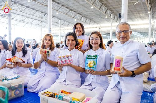 ภาพ No.215184:วันอาทิตย์ต้นเดือนที่ 6 เมษายน พ.ศ. 2568 พิธีตักบาตรข้าวสารอาหารแห้ง ณ บ้านแก้วเรือนทองคุณยาย สภาธรรมกายสากล วัดพระธรรมกาย