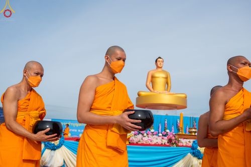 ภาพ No.49569:ประมวลภาพพิธีตักบาตรพระสงฆ์ 1,091 รูป เนื่องในวันแม่แห่งชาติ ณ ตลาดจัมโบ้ ชุดที่ 2