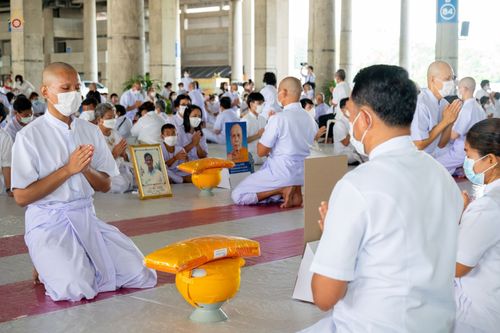 ภาพ No.47621:ประมวลภาพพิธีขอขมาและมอบผ้าไตร โครงการบรรพชาอุปสมบทหมู่ รุ่นเข้าพรรษา 2565