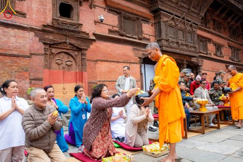 ภาพ No.317200:วันจันทร์ที่ 30 มีนาคม พ.ศ.2569 จาริกบิณฑบาตสยมภูนาทสู่พระราชวังหนุมานโดกา ประเทศเนปาล