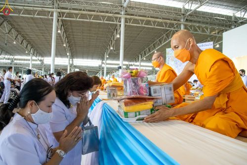 ภาพ No.48281:ประมวลภาพพิธีถวายผ้าอาบน้ำฝน และประทีปโคมไฟ เนื่องในวันอาสาฬหบูชา ประจำปี 2565