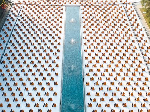 ภาพ No.281581:วันที่ 24 ธันวาคม พ.ศ.2568 พระธรรมยาตรา ปฏิบัติธรรม และถ่ายภาพหมู่ประวัติศาสตร์ ณ ลานหน้ามหาวิหารพระมงคลเทพมุนีฯ วัดพระธรรมกาย