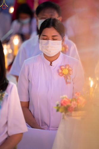 ภาพ No.73314:พิธีจุดประทีปถวายเป็นพุทธบูชา และบูชาธรรมมหาปูชนียาจารย์ ในโครงการธรรมยาตรากตัญญูบูชา มหาปูชนียาจารย์ พระมงคลเทพมุนี(สด จนฺทสโร) พระผู้ปราบมาร ปีที่ 11 ณ อนุสรณ์สถานลำดับที่ 4 สถานที่เกิดด้วยกายธรรม วัดโบสถ์ (บน) บางคูเวียง อ.บางกรวย จ.นนทบุรี วันที่ 21 