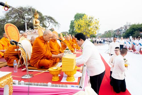 ภาพ No.318004:วันเสาร์ที่ 4 เมษายน พ.ศ. 2569 งานทำบุญเมืองใจกลางอยุธยา  ตักบาตรพระ 1,109 รูป ณ ถนนชีกุน หน้าวัดมหาธาตุ และวัดราชบูรณะ