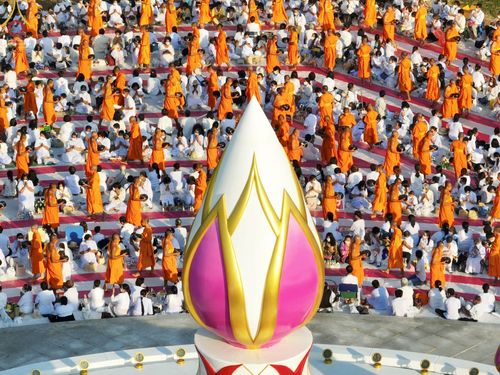 ภาพ No.70595:พิธีตักบาตรพระธรรมยาตราฯ ในโครงการธรรมยาตรากตัญญูบูชา มหาปูชนียาจารย์ พระมงคลเทพมุนี(สด จนฺทสโร) พระผู้ปราบมาร ปีที่ 11 ณ อนุสรณ์สถานลำดับที่ 2 สถานที่ตั้งมโนปณิธานบวชตลอดชีวิต อนุสรณ์สถานคลองบางนางแท่น อ.สามพราน จ.นครปฐม วันที่ 14 มกราคม พ.ศ. 2566