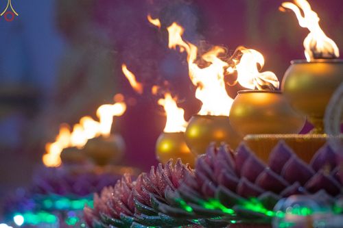 ภาพ No.73457:พิธีจุดประทีปถวายเป็นพุทธบูชา และบูชาธรรมมหาปูชนียาจารย์ ในโครงการธรรมยาตรากตัญญูบูชา มหาปูชนียาจารย์ พระมงคลเทพมุนี(สด จนฺทสโร) พระผู้ปราบมาร ปีที่ 11 ณ อนุสรณ์สถานลำดับที่ 4 สถานที่เกิดด้วยกายธรรม วัดโบสถ์ (บน) บางคูเวียง อ.บางกรวย จ.นนทบุรี วันที่ 21 