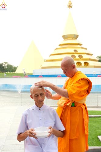 ภาพ No.330223:วันที่ 30 พฤษภาคม พ.ศ.2569 พิธีตัดปอยผมและปลงผม อุบาสกอุปสมบทอุทิศชีวิต 11 ท่าน ณ โบสถ์พระไตรปิฎก วัดพระธรรมกาย จังหวัดปทุมธานี