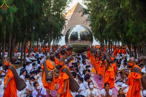 ภาพ No.105724:พิธีต้อนรับพระธรรมยาตรา ในโครงการธรรมยาตรากตัญญูบูชา มหาปูชนียาจารย์ พระมงคลเทพมุนี(สด จนฺทสโร) พระผู้ปราบมาร อนุสรณ์สถาน 7 แห่ง ปีที่ 12 วันที่ 3 มกราคม พ.ศ. 2567 ณ อนุสรณ์สถานโลตัสแลนด์ จ.สุพรรณบุรี